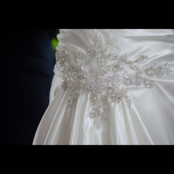 Beautiful Maggie sottero satin wedding dress - Picture 4 of 4